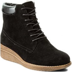 Botki CAPRICE - 9-26206-29 Black Suede 004. Czarne botki damskie skórzane marki Caprice, na obcasie. W wyprzedaży za 209,00 zł.