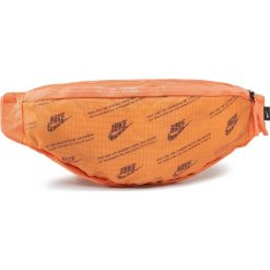 Saszetka nerka NIKE - CK7446 884 Pomarańczowy. Pomarańczowe nerki damskie Nike, bez wzorów, z materiału, młodzieżowe, bez dodatków. W wyprzedaży za 79,00 zł.