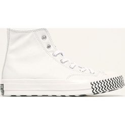 Converse - Trampki. Białe trampki i tenisówki damskie Converse, bez wzorów, ze skóry, na sznurówki. W wyprzedaży za 359,90 zł.