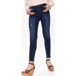 Spodnie jeansowe slim. Niebieskie spodnie damskie Top Secret, z jeansu. W wyprzedaży za 49,99 zł.