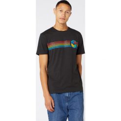 Wrangler Koszulka Czarny. Czarne podkoszulki męskie Wrangler, l, z nadrukiem, z bawełny, z krótkim rękawem. Za 85,95 zł.