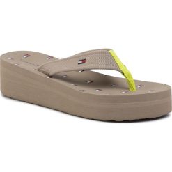 Japonki TOMMY HILFIGER - Flag Mid Wedge Beach Sandal FW0FW04626 Stone AEP. Pomarańczowe klapki damskie TOMMY HILFIGER, bez wzorów, z tworzywa sztucznego, bez obcasa, na obcasie. W wyprzedaży za 129,00 zł.