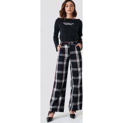 NA-KD Trend Rozszerzane spodnie garniturowe - Black,Multicolor. Czarne spodnie z wysokim stanem marki NA-KD Trend, z haftami, z podwyższonym stanem. Za 181,95 zł.
