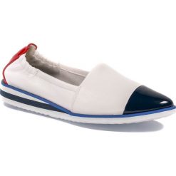 Biało-granatowe espadryle na gumowej podeszwie 77D. Białe espadryle damskie bez wzorów, z gumy, bez obcasa. W wyprzedaży za 189,00 zł.