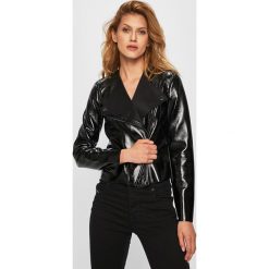 Guess Jeans - Kurtka. Czarne kurtki damskie Guess Jeans, s, z aplikacjami, z poliesteru, krótkie. W wyprzedaży za 449,90 zł.
