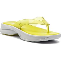 Japonki MELISSA - Odd Ad 32525 Yellow/White 51313. Żółte klapki damskie Melissa, bez wzorów, z tworzywa sztucznego, bez obcasa. W wyprzedaży za 219,00 zł.