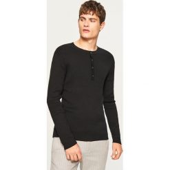 Sweter zapinany na dekolcie - Czarny. Czarne swetry rozpinane męskie marki Reserved, l. W wyprzedaży za 49,99 zł.