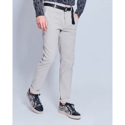 Spodnie chino w kolorze jasnoszarym. Szare spodnie męskie Cacharel, m, z bawełny, klasyczne. W wyprzedaży za 309,95 zł.