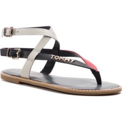Sandały TOMMY HILFIGER - Iconic Flat Strappy Sandal FW0FW04023 Rwb 020. Białe klapki damskie TOMMY HILFIGER, bez wzorów, ze skóry, bez obcasa. W wyprzedaży za 299,00 zł.