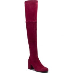 Muszkieterki STUART WEITZMAN - Tieland 1L23142 Cranberry Suede Str. Czerwone kozaki damskie Stuart Weitzman, ze skóry, bez obcasa, na obcasie, bez zapięcia. W wyprzedaży za 1799,00 zł.