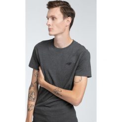 T-shirt męski TSM023 - ciemny szary melanż. Szare koszulki męskie marki 4f, m, bez wzorów, z elastanu, bez kołnierzyka, krótkie. W wyprzedaży za 49,99 zł.