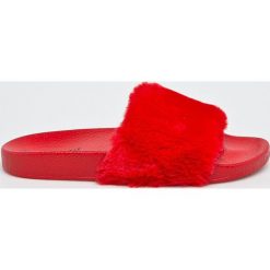 Answear - Klapki Lisa. Czerwone klapki damskie marki ANSWEAR, bez wzorów, z materiału, bez obcasa. W wyprzedaży za 47,90 zł.