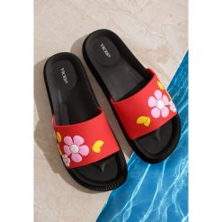 Czerwone Klapki Plunge Pool. Czerwone klapki damskie Renee, w paski, na niskim obcasie. Za 49,99 zł.