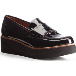 Buty damskie. Czerwone mokasyny damskie Wittchen, bez wzorów, ze skóry, eleganckie, na wysokim obcasie, bez zapięcia. W wyprzedaży za 399,90 zł.
