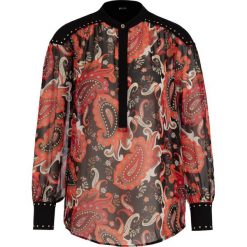 Bluzka Marciano Guess 94G458 7068Z. Bluzki damskie MARCIANO GUESS, z aplikacjami, z poliesteru, bez kołnierzyka, bez rękawów. W wyprzedaży za 299,00 zł.