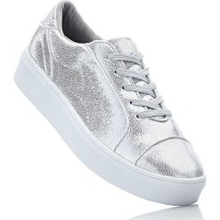 Sneakersy na podeszwie platformie bonprix srebrny. Szare buty sportowe damskie marki bonprix, z materiału. Za 89,99 zł.