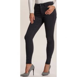 Granatowe Spodnie Skinny Xennessa. Niebieskie rurki damskie Renee, bez wzorów. Za 49,99 zł.