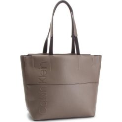 Torebka CALVIN KLEIN - Dual Shopper K60K604473 002. Szare shopper bag damskie Calvin Klein, ze skóry ekologicznej, na ramię, zdobione. Za 599,00 zł.