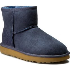 Buty UGG - W Classic Mini II 106222 W/Navy. Niebieskie buty zimowe damskie marki Ugg, ze skóry. Za 759,00 zł.