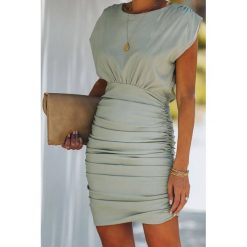 Sukienka NALMARA OLIVE. Zielone sukienki damskie IVET, na co dzień, bez wzorów, eleganckie, bez kołnierzyka, z krótkim rękawem, krótkie, mini. W wyprzedaży za 59,00 zł.