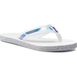 Japonki TOMMY HILFIGER - Flat Beach Sandal Iridescent FW0FW04016 White 100. Białe klapki damskie TOMMY HILFIGER, bez wzorów, ze skóry ekologicznej, bez obcasa. W wyprzedaży za 129,00 zł.
