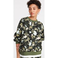 Bluza z abstrakcyjnym printem - Wielobarwny. Bluzy damskie Reserved. Za 89,99 zł.