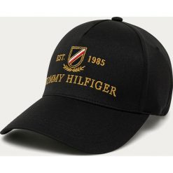 Tommy Hilfiger - Czapka. Czarne czapki męskie TOMMY HILFIGER, z aplikacjami, z poliesteru. W wyprzedaży za 179,90 zł.