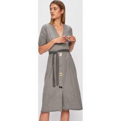 Answear - Sukienka. Szare sukienki damskie ANSWEAR, s, bez wzorów, z bawełny, bez kołnierzyka, z krótkim rękawem, krótkie, mini, rozkloszowane. W wyprzedaży za 79,90 zł.