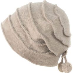 Czapka damska Dwie wisienki beżowa. Brązowe czapki zimowe damskie marki Art of Polo. Za 66,01 zł.