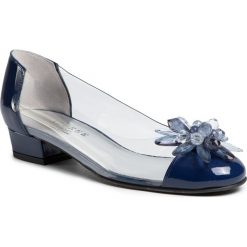 Półbuty AZURÉE - Bibelo 08EE Vernis Navy/Motif Bleu. Niebieskie półbuty damskie Azurée, na co dzień, z aplikacjami, ze skóry, bez obcasa, na obcasie, bez zapięcia. Za 769,00 zł.