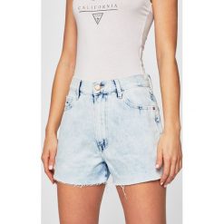 Tommy Jeans - Szorty. Niebieskie szorty damskie Tommy Jeans, bez wzorów, z bawełny, casualowe. Za 359,90 zł.