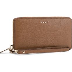 Duży Portfel Damski DKNY - Wristlet R83LA660 Vicuna Vic. Pomarańczowe portfele damskie DKNY, bez wzorów, ze skóry. W wyprzedaży za 349,00 zł.