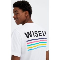 Koszulka z krótkim rękawem i napisem. Szare t-shirty męskie marki Pull & Bear, z napisami. Za 29,90 zł.