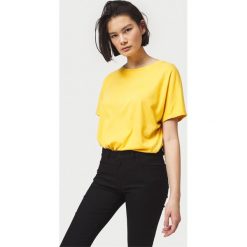 O'Neill Essentials Drapey Koszulka Żółty. Żółte koszulki damskie O'Neill, xl, bez wzorów, z bawełny, bez kołnierzyka, z krótkim rękawem. Za 137,95 zł.