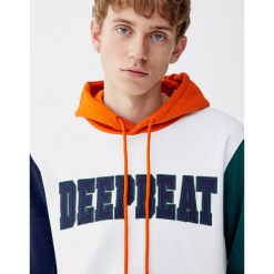 Bluza z kapturem i napisem. Białe bluzy męskie Pull&Bear, m, z napisami, z kapturem, bez rękawów, z kapturem. Za 99,90 zł.