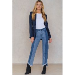 Qontrast X NA-KD Jeansy z asymetrycznym brzegiem - Blue. Niebieskie jeansy damskie Qontrast x NA-KD, bez wzorów, z bawełny, z podwyższonym stanem. W wyprzedaży za 72,88 zł.