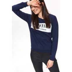 BLUZA NIEROZPINANA DAMSKA, Z NADRUKIEM. Czarne bluzy damskie z nadrukiem marki TROLL, na zimę, xl, z bawełny. Za 69,99 zł.