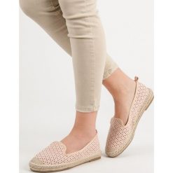 PUDROWE AŻUROWE LORDSY. Różowe baleriny damskie LUCKY SHOES, bez obcasa. Za 49,90 zł.