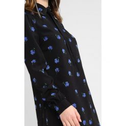Sukienki: Fashion Union Petite TIE NECK SHIFT DRESS Sukienka koszulowa mary weather blue