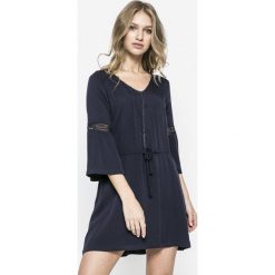Answear - Sukienka Bmatie. Sukienki małe czarne marki ANSWEAR, na co dzień, l, z tkaniny, casualowe, rozkloszowane. W wyprzedaży za 99,90 zł.