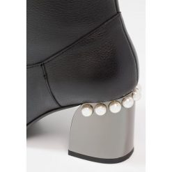 KG by Kurt Geiger TYRA Kozaki black. Czarne kozaki damskie skórzane marki KG by Kurt Geiger. W wyprzedaży za 844,35 zł.