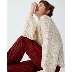 Dzianinowy ażurowy sweter Join Life. Szare swetry klasyczne damskie marki Pull&Bear, w ażurowe wzory, z dzianiny. Za 109,00 zł.