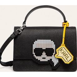 Karl Lagerfeld - Torebka skórzana. Czarne listonoszki damskie KARL LAGERFELD, w paski, ze skóry, małe, z aplikacjami. W wyprzedaży za 799,90 zł.