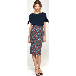 Granatowa Bluzka z Wiązaniem na Rękawie. Niebieskie bluzki damskie Molly.pl, s, bez wzorów, z tkaniny, eleganckie, bez kołnierzyka, z krótkim rękawem. Za 108,90 zł.
