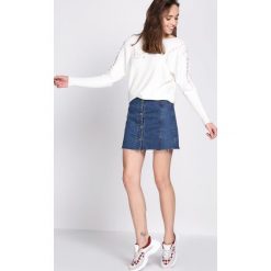 Biały Sweter Whereabouts. Białe bez kategorii Born2be, xl, z aplikacjami, z dekoltem w łódkę. Za 59,99 zł.