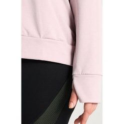 Nike Performance RUNNING THERMA SPHERE TOP PLUS SIZE Bluza particle rose/reflective silver. Czerwone topy sportowe damskie Nike Performance, plus size, z elastanu. W wyprzedaży za 181,30 zł.