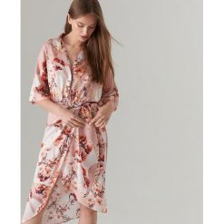 Sukienka typu kimono we wzory - Różowy. Różowe sukienki damskie Mohito, bez wzorów, bez kołnierzyka, bez rękawów. W wyprzedaży za 79,99 zł.