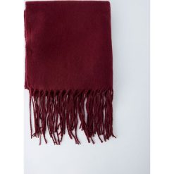 Szalik basic z frędzlami. Czerwone szaliki męskie Pull&Bear, bez wzorów. Za 49,90 zł.