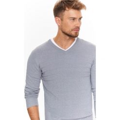 SWETER MĘSKI Z DEKOLTEM W SEREK I WRABIANYM WZOREM. Szare golfy męskie marki Top Secret, na jesień, m. Za 29,99 zł.