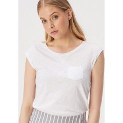 Gładka koszulka z kieszonką - Biały. Białe koszulki damskie Sinsay, xl. Za 14,99 zł.